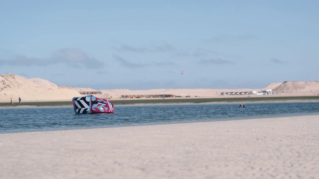 在狭窄的海峡风筝冲浪风筝视频素材