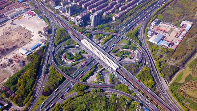 带环岛的公路交汇处鸟瞰图。桥梁道路在建筑结构和交通理念上呈环形。前视图。城市城市，中国上海。视频素材