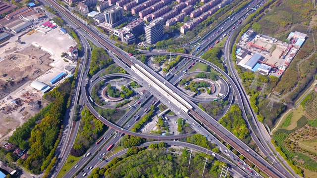 带环岛的公路交汇处鸟瞰图的时间间隔。桥梁道路在建筑结构和交通理念上呈环形。前视图。城市城市，中国上海。视频素材