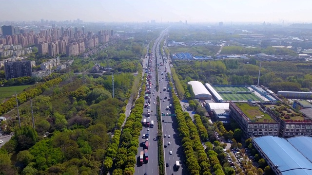 汽车在高速公路上直行城市的鸟瞰图。在建筑结构和交通理念上具有天然绿树的桥梁或道路。前视图。城市城市，中国上海。视频素材