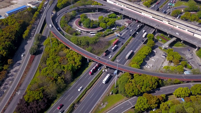 带环岛的公路交汇处鸟瞰图。桥梁道路在建筑结构和交通理念上呈环形。前视图。城市城市，中国上海。视频素材