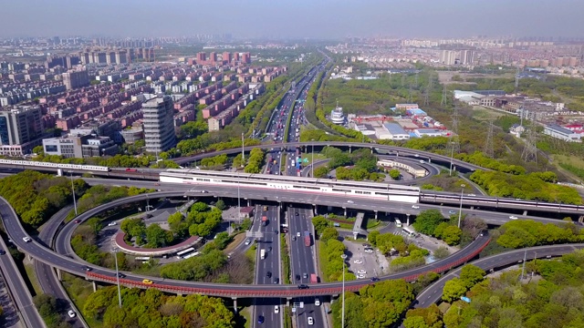 带环岛的公路交汇处鸟瞰图。桥梁道路在建筑结构和交通理念上呈环形。前视图。城市城市，中国上海。视频素材