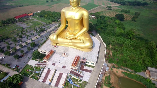 鸟瞰图的大佛在Wat Muang，泰国视频素材