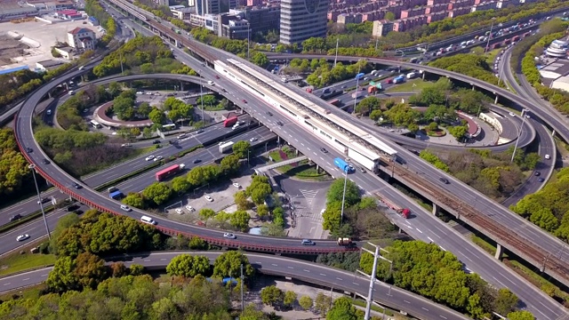 带环岛的公路交汇处鸟瞰图。桥梁道路在建筑结构和交通理念上呈环形。前视图。城市城市，中国上海。视频素材