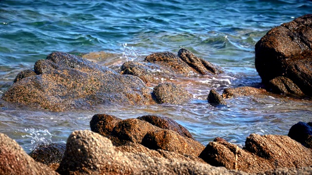 海浪冲击着海里的岩石视频素材