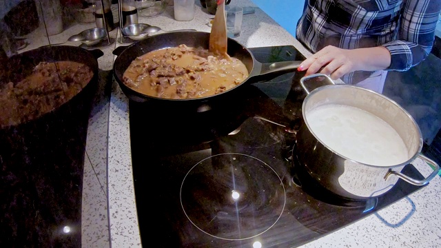 女性烹饪健康饮食视频素材