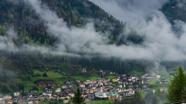 云在山谷和高山村庄上空移动视频素材