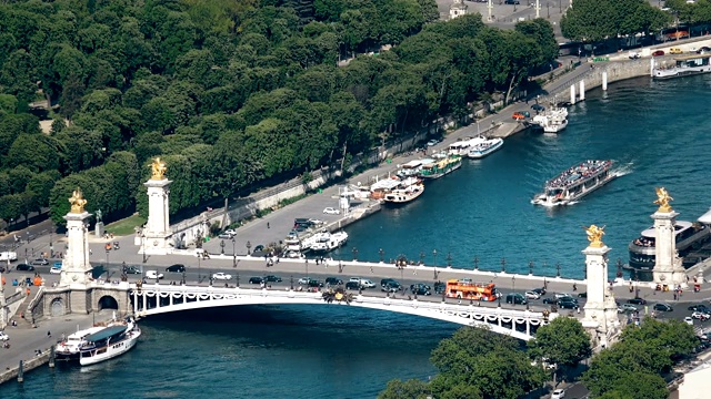 航拍的时间推移在Pont Alexander III交通。亚历山大三世桥是一座甲板拱桥，连接着香榭丽舍大道、荣军院和埃菲尔铁塔。视频素材