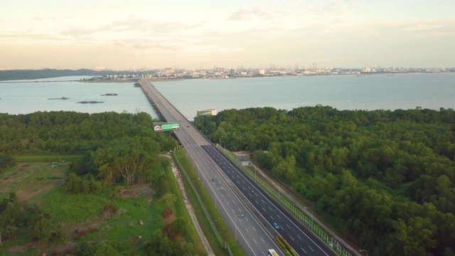 桥横跨美丽的海洋与岛屿相连视频素材