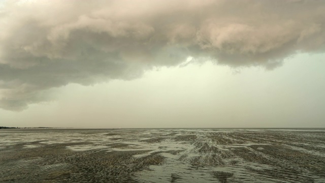 时间流逝:白色，蓬松的雨云移动在深灰色的海洋，卧龙岗，澳大利亚视频素材