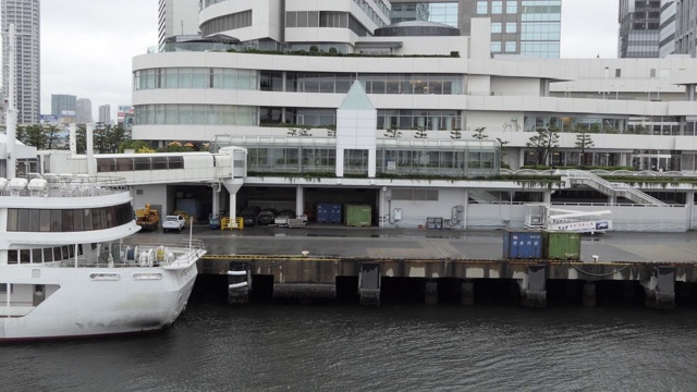 一艘客船驶往日本东京湾视频素材