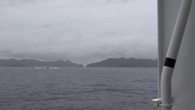 下雨天从客船上俯瞰小笠原群岛的集子岛视频素材