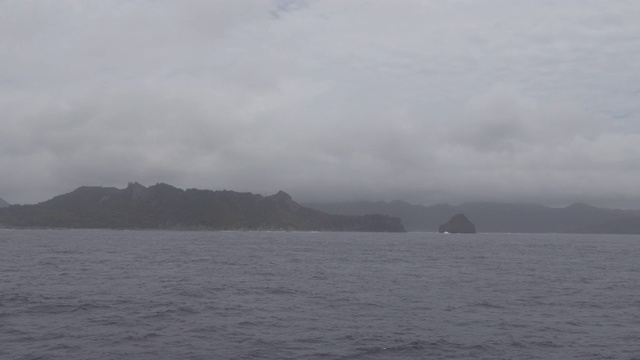 小笠原群岛的Chichi-Jima在雨天从客轮上起飞视频素材