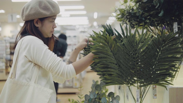 花商在花店布置花束视频素材