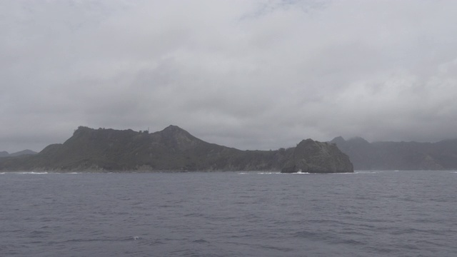 下雨天从客船上俯瞰小笠原群岛视频素材