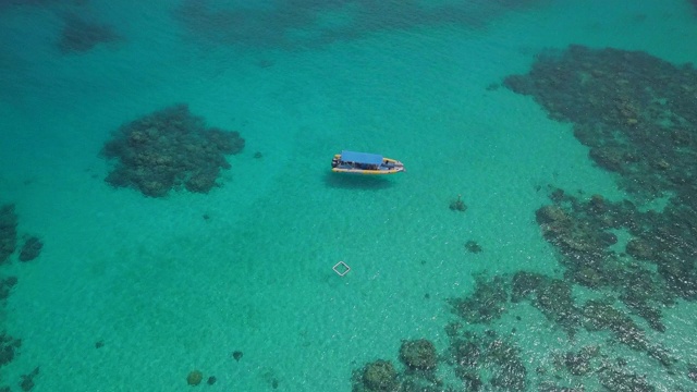 空中下降:摩托艇漂浮在明亮的蓝色海洋上，大堡礁，澳大利亚视频素材