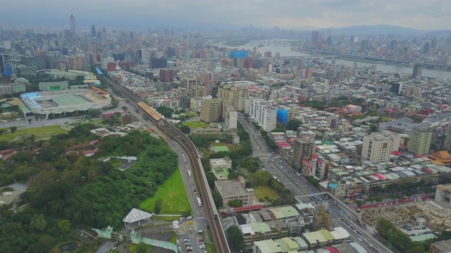 天线:台湾台北现代城市的铁路桥和繁忙的高速公路立交桥视频素材