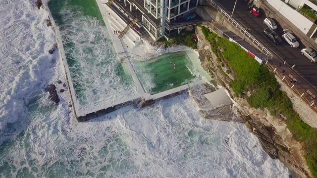 空中倾斜:豪华建筑就在海边，邦迪海滩，澳大利亚视频素材