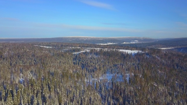 空中飞盘:俄罗斯乌斯瓦，风景秀丽的群山中冰雪覆盖的河流视频素材