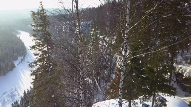 空中降落:俄罗斯乌斯瓦山区冰雪覆盖的河流视频素材