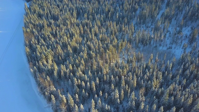 空中倾斜:美丽的雪景与冰冻的河流，Usva，俄罗斯视频素材