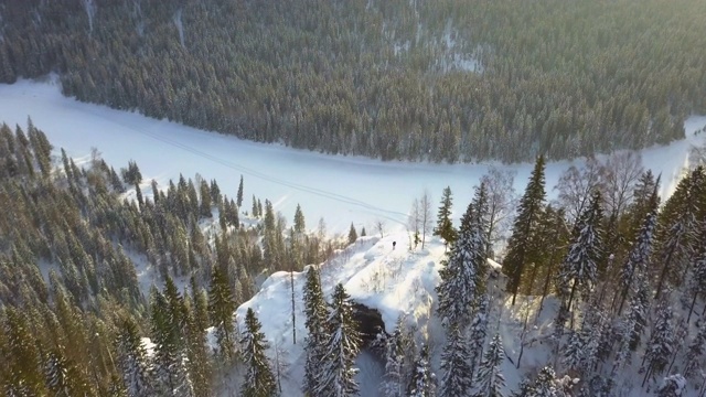 空中向前:俄罗斯乌斯瓦山区冰雪覆盖的河流视频素材