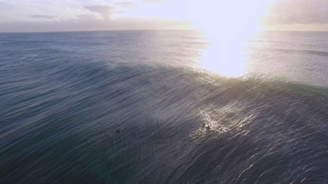 航拍:澳大利亚Bateau Bay的巨浪反射着美丽的夕阳视频素材