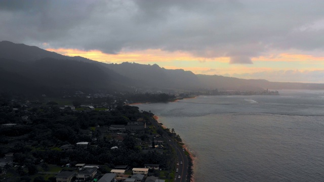 航拍:法属波利尼西亚莫雷阿海岸上的一个小镇视频素材