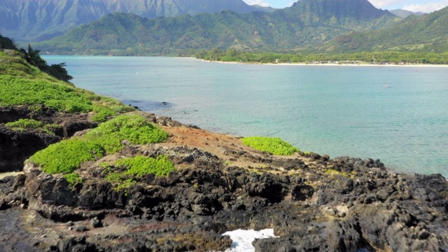 天线:夏威夷瓦胡岛外的一个岛屿底部的火山岩视频素材