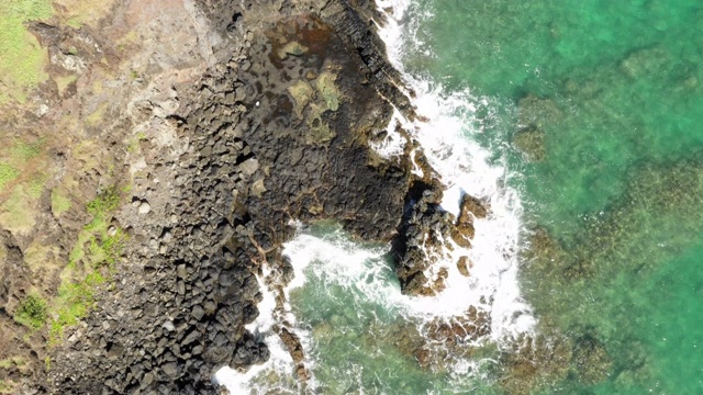 鸟瞰图:在夏威夷瓦胡岛，从中国帽子的侧面俯瞰大海，触礁视频素材