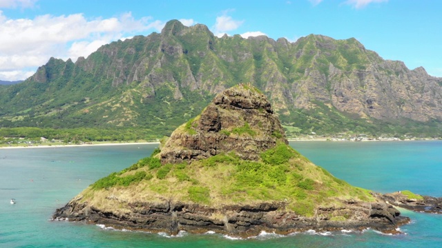 航拍:夏威夷瓦胡岛，中国帽子底部的岩石上的海洋碰撞视频素材