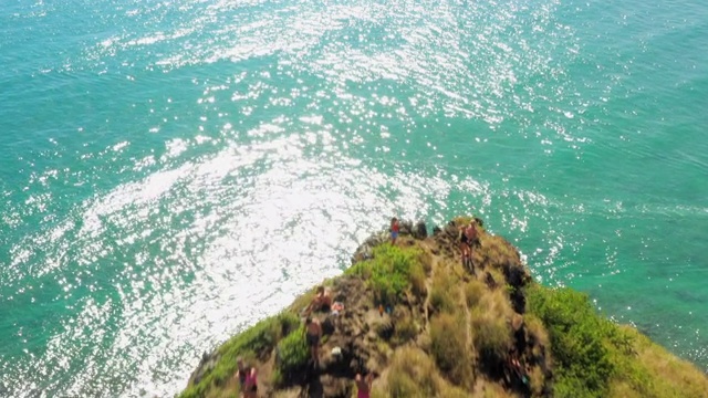 航拍:游客在中国帽子上眺望热带海洋，夏威夷瓦胡岛视频素材