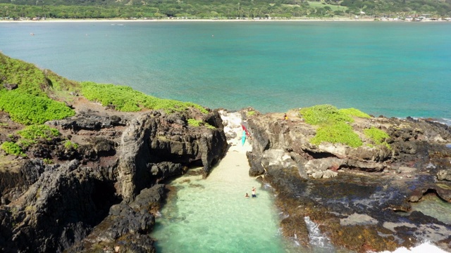 航拍:游客在夏威夷瓦胡岛享受热带海洋时远处的瓦胡岛山脉视频素材