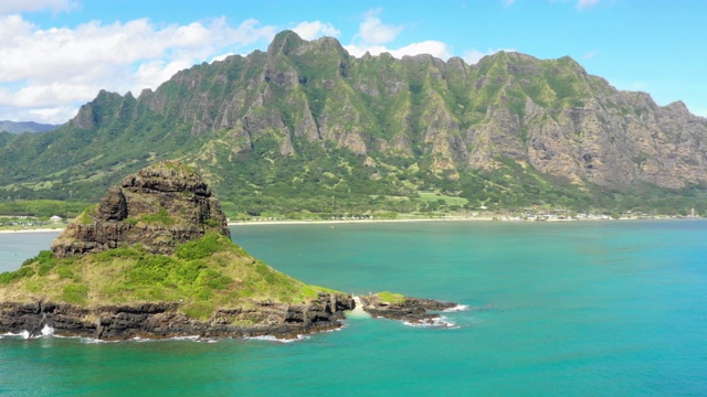 空中旋转:夏威夷瓦胡岛瓦胡岛海岸的中国帽火山岩视频素材