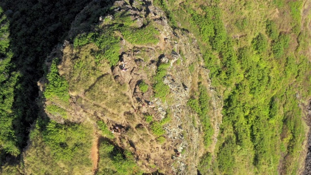 天线:在夏威夷瓦胡岛徒步旅行的中国人的帽子视频素材