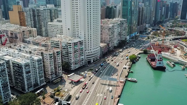 航拍:香港繁忙的海滨高速公路和高层公寓视频素材