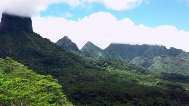 空中旋转:法国波利尼西亚莫雷亚山脉和海洋的令人惊叹的景色视频素材