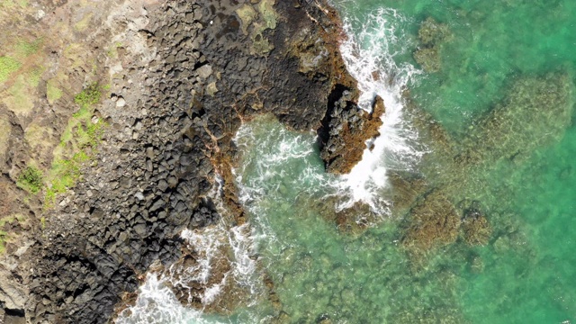 天线:波浪在夏威夷瓦胡岛的中国岩石周围撞击和翻滚视频素材