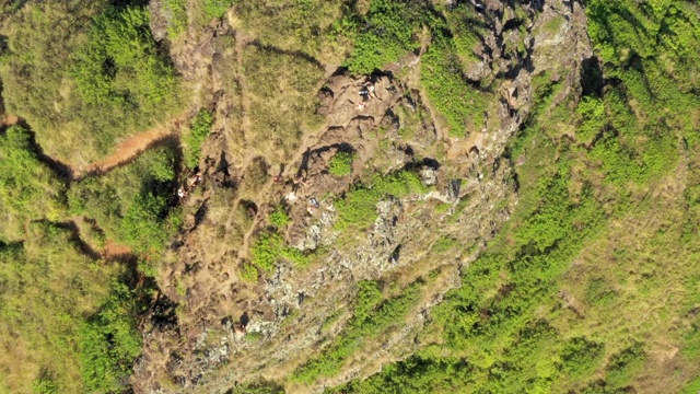 空中旋转:在夏威夷瓦胡岛徒步旅行的中国人的帽子视频素材