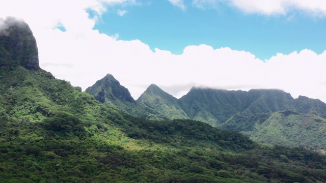 航拍:法国波利尼西亚莫雷亚山脉和莫雷亚海洋上空的云视频素材