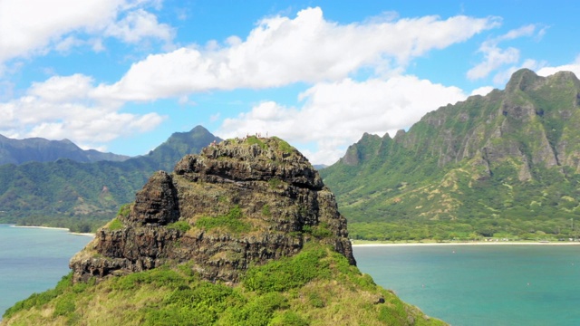 空中旋转:游客在夏威夷瓦胡岛的中国帽顶欣赏风景视频素材