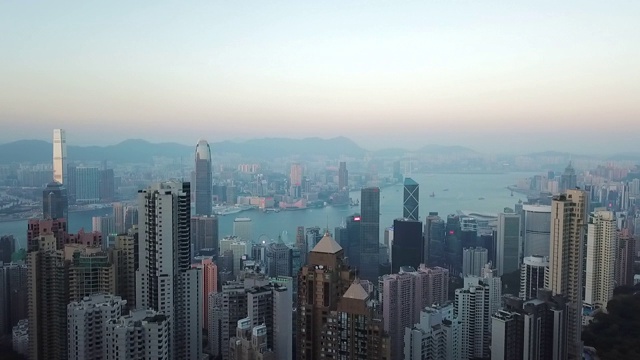 航拍:在摩天大楼林立的香港城市和海港上空的平移视频素材