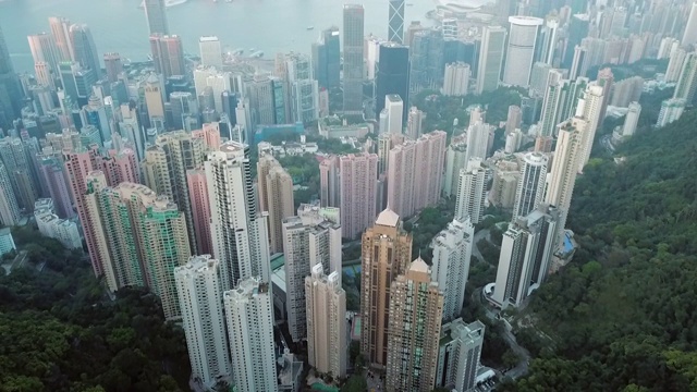 航拍:香港摩天大楼从后面的山到前面的海港视频素材