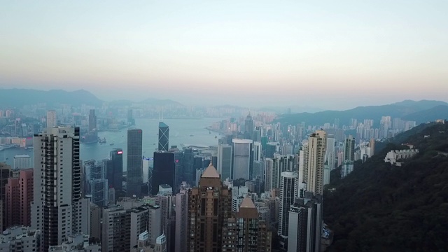 航拍:香港城市和摩天大楼林立的海港视频素材