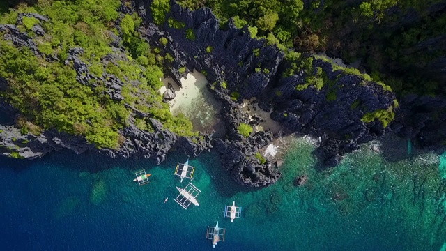 航拍:菲律宾巴拉望的落基海岸线、蓝海和隐藏海滩视频素材