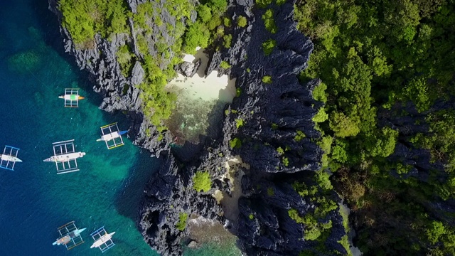 航拍:菲律宾巴拉望落基海岸附近蓝海上的班卡船视频素材