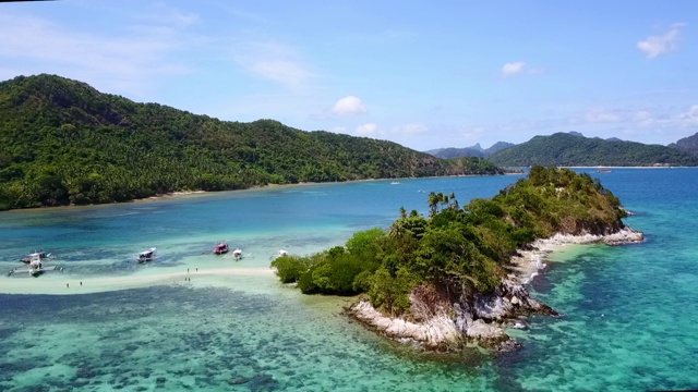 航拍:停泊在菲律宾巴拉望蓝海岛屿之间的船只视频素材