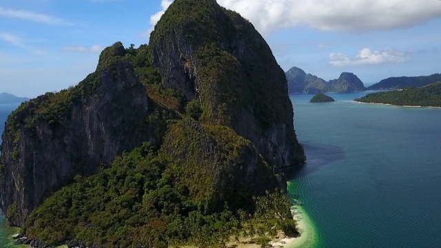 天线:陡峭，多岩石，热带岛屿在海洋景观巴拉望，菲律宾视频素材