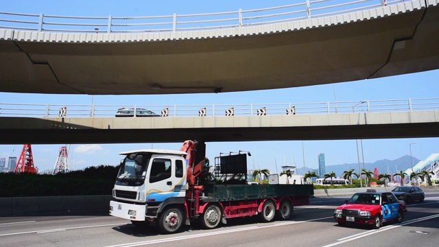 广角:汽车在天桥上行驶，汽车在街道上行驶视频素材