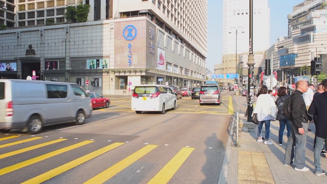 广角:在香港繁忙的街道上行驶的汽车视频素材